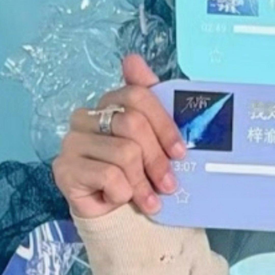 我爸爸两手大戒指是啥意思啊 