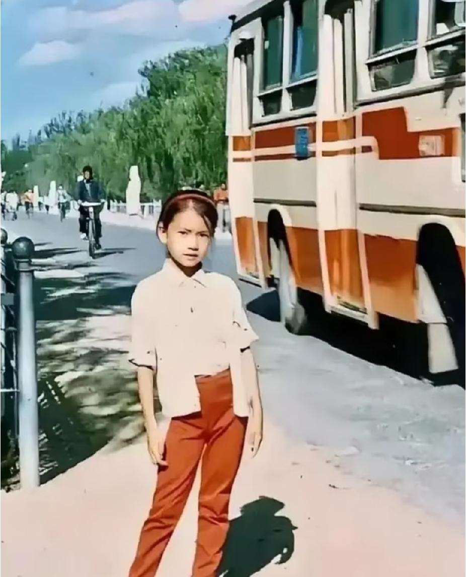 1988年，9岁的高圆圆在十三陵神路边留下这张老照片，简单的白上衣、红裤子，安安