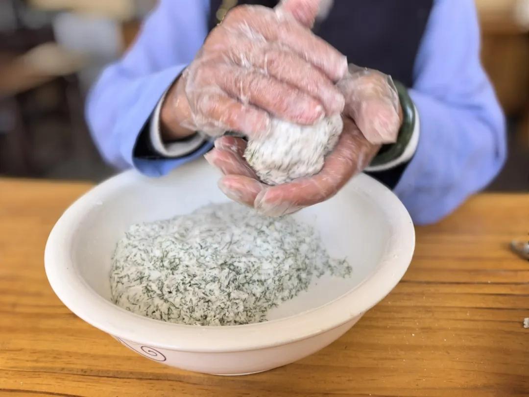 云南大理凤羽古镇的茴香糯米粑粑，真是让人垂涎欲滴的美食！清明时节，它可是古镇的“