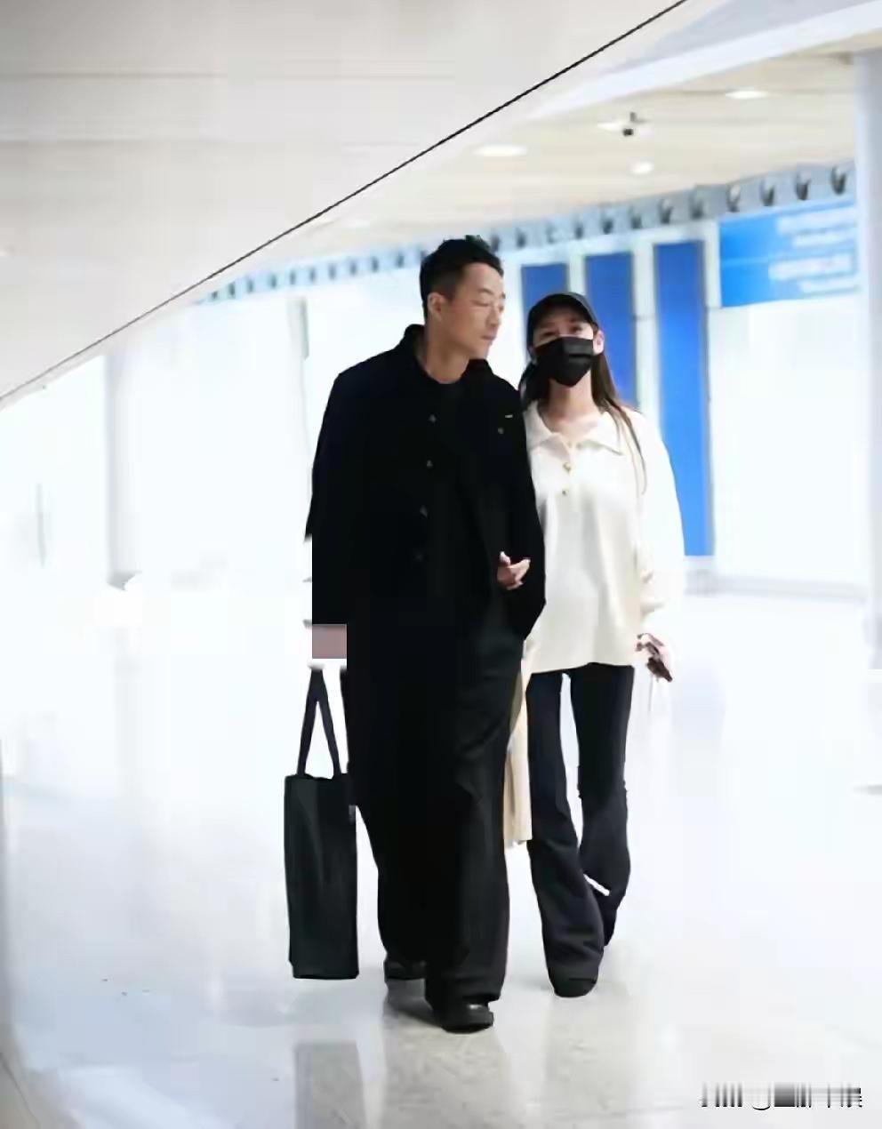 小菲周末陪孩子，上班时间回北京，努力工作，努力赚钱，人家真的很拼，不容易啊！努力