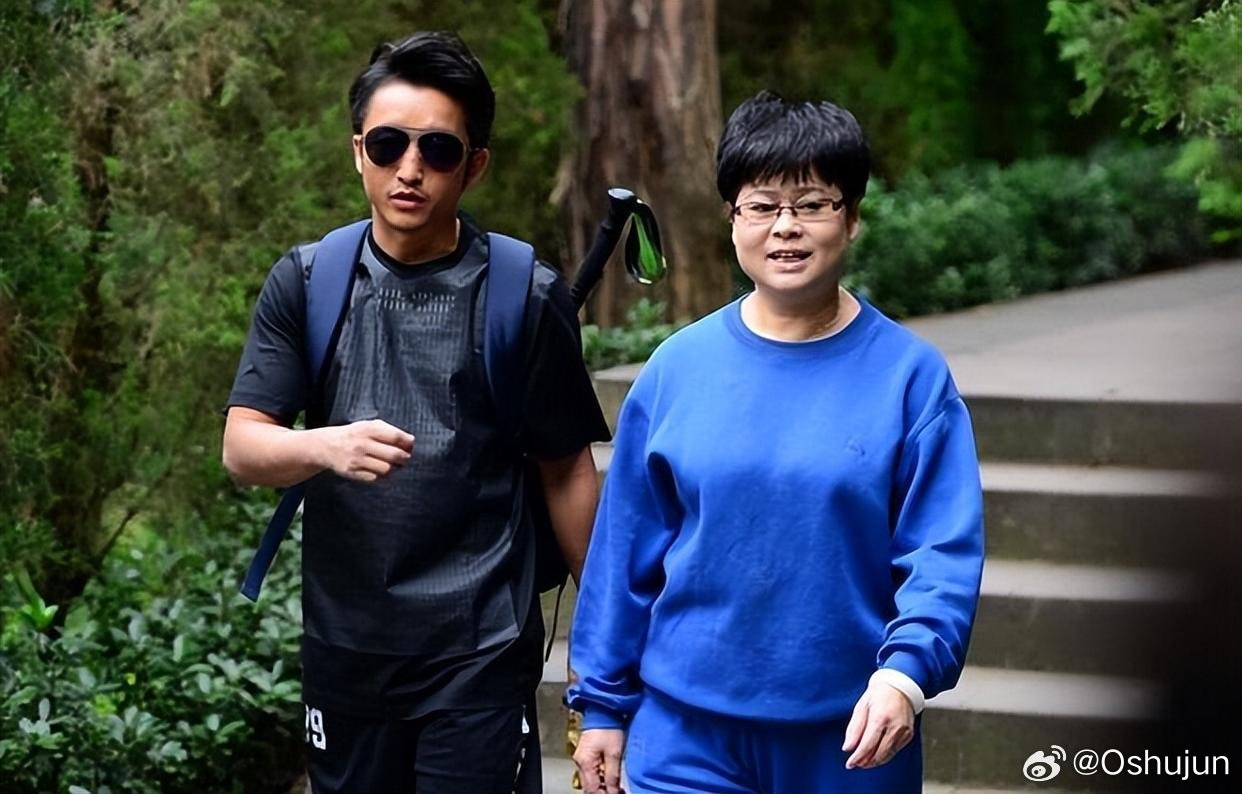 震惊！邹市明开车带岳母出门，被岳母骂“猪脑子”，他大气都不敢出，多年前综艺片段被