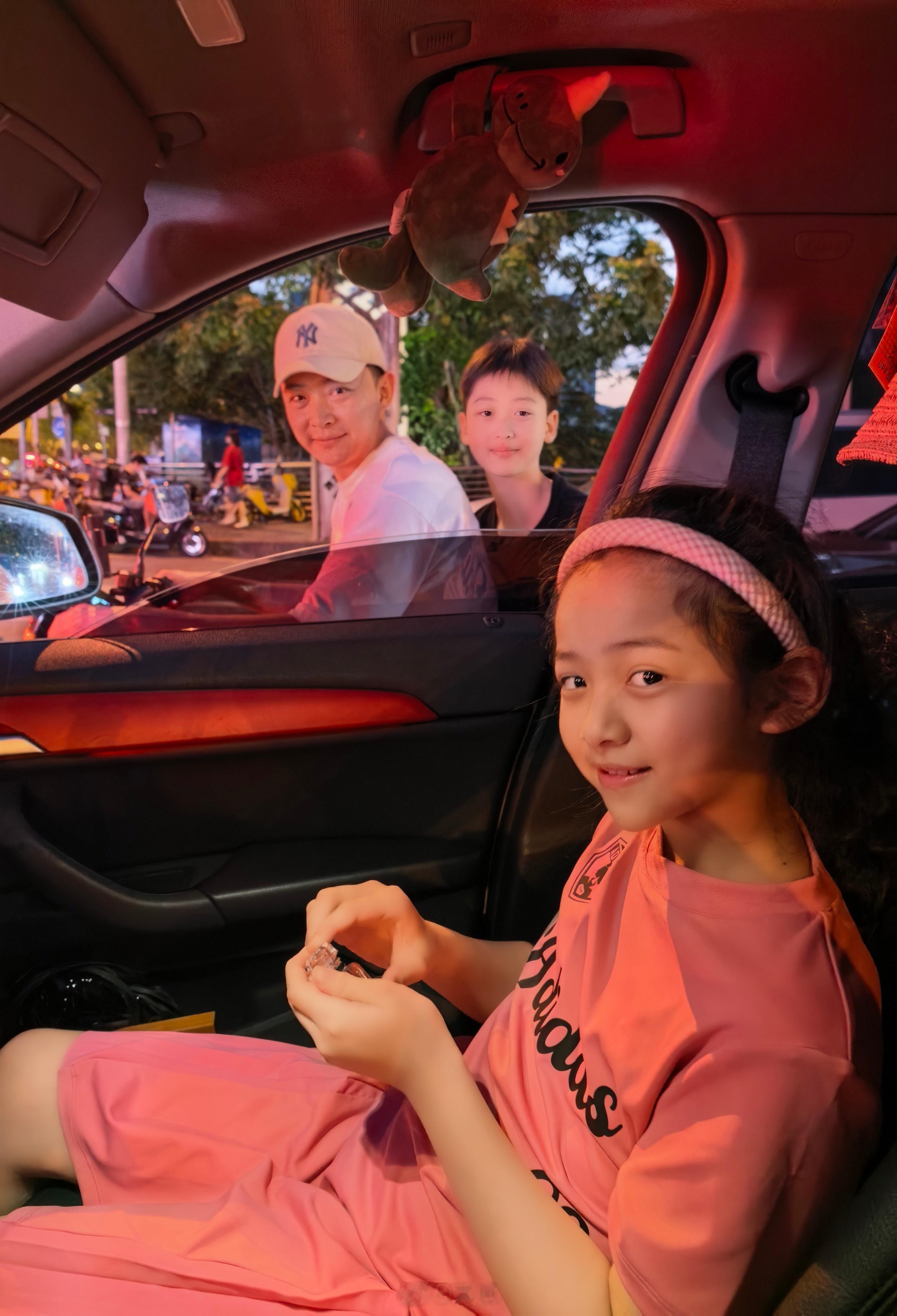 👩:我和小贝去做蛋糕🎂，你们去吗？👦👨:你们去吧，我们就在家看电视然后他