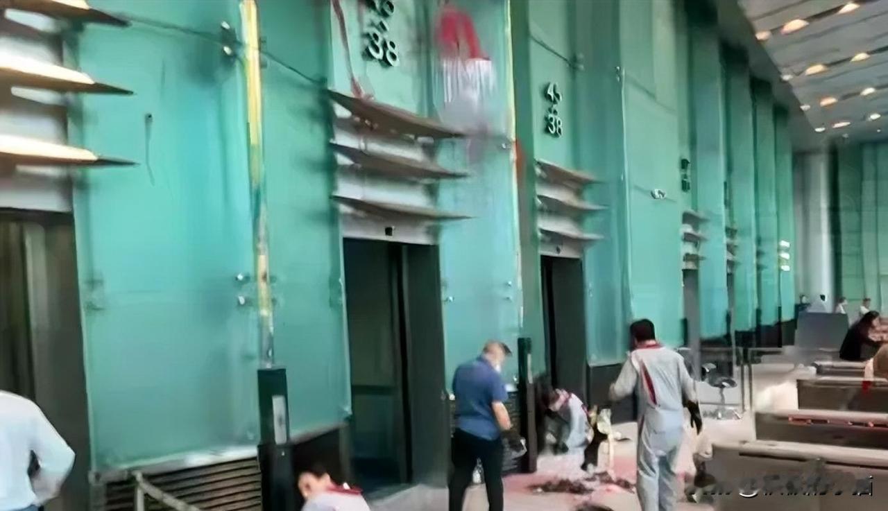 一场闹剧背后的“执念”
 
49岁男子为见李嘉诚，泼油漆、袭保安，闹得沸沸扬扬，