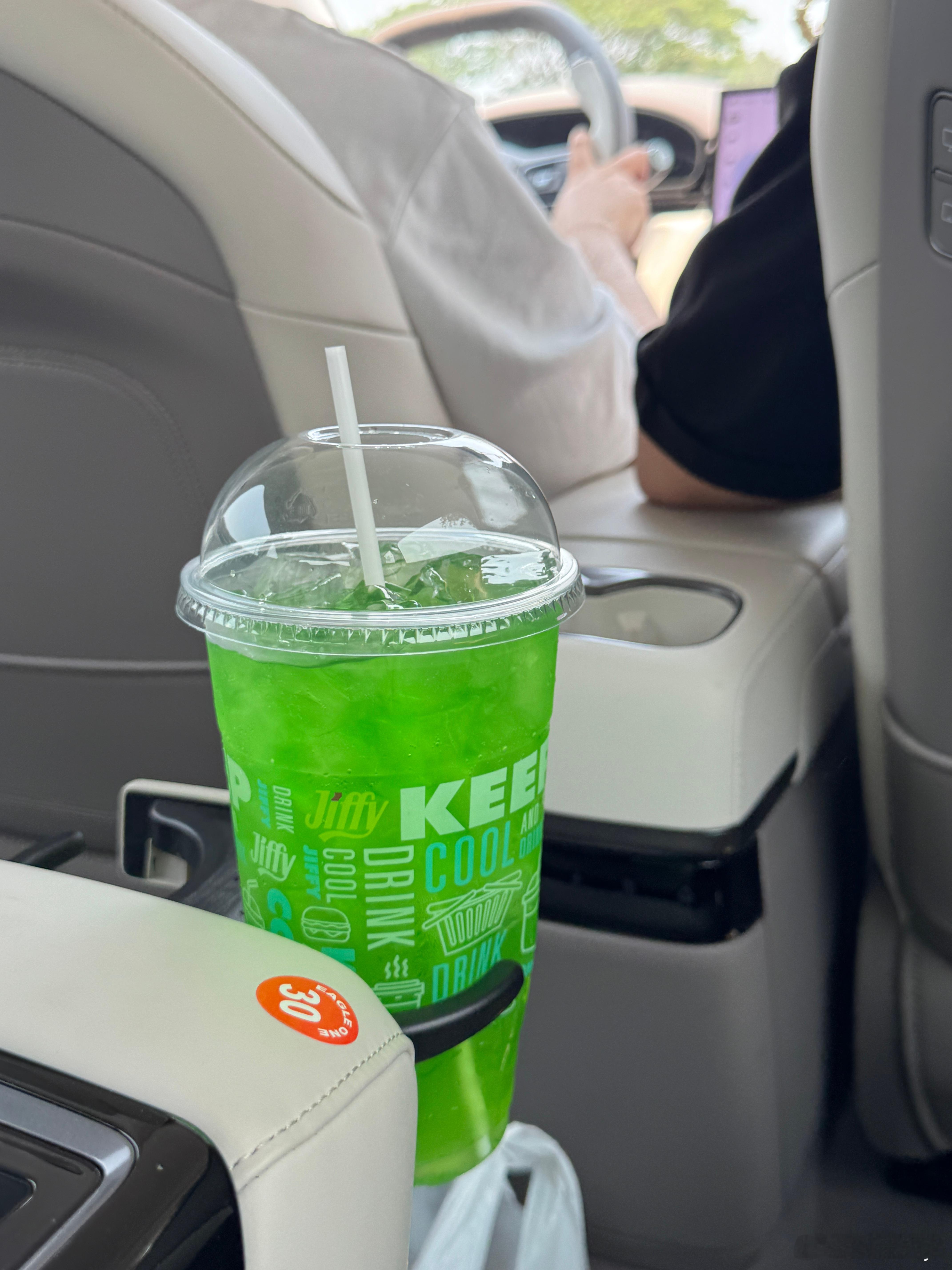 泰国便利店打冰块很方便，一大杯小几块rmb，然后就开始每天diy各种小甜水