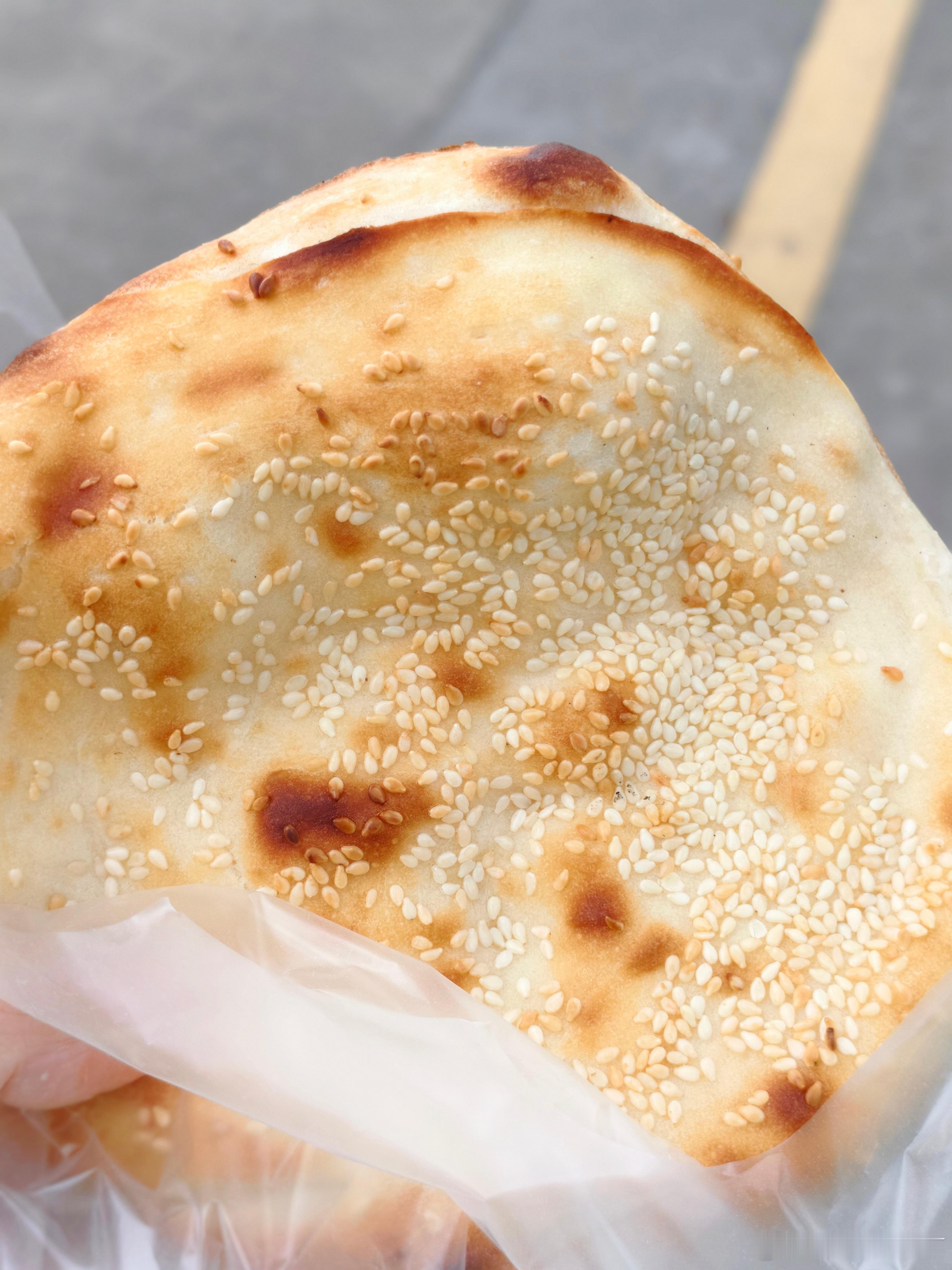 下班回家路上发现了一家宝藏小店，炭火锅盔，好多年没吃这个了，还是小时候的味道，撒