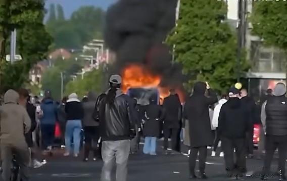 北爱尔兰因一起恶性袭击爆发大规模骚乱。一名苏丹难民在街头试图割喉一名爱尔兰男子，