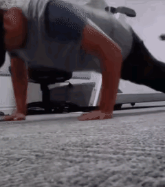 你就说这“毛孩”，发贱耍娇也不分个时间场合，硬往身下扑。
如果男主心情好了，可能