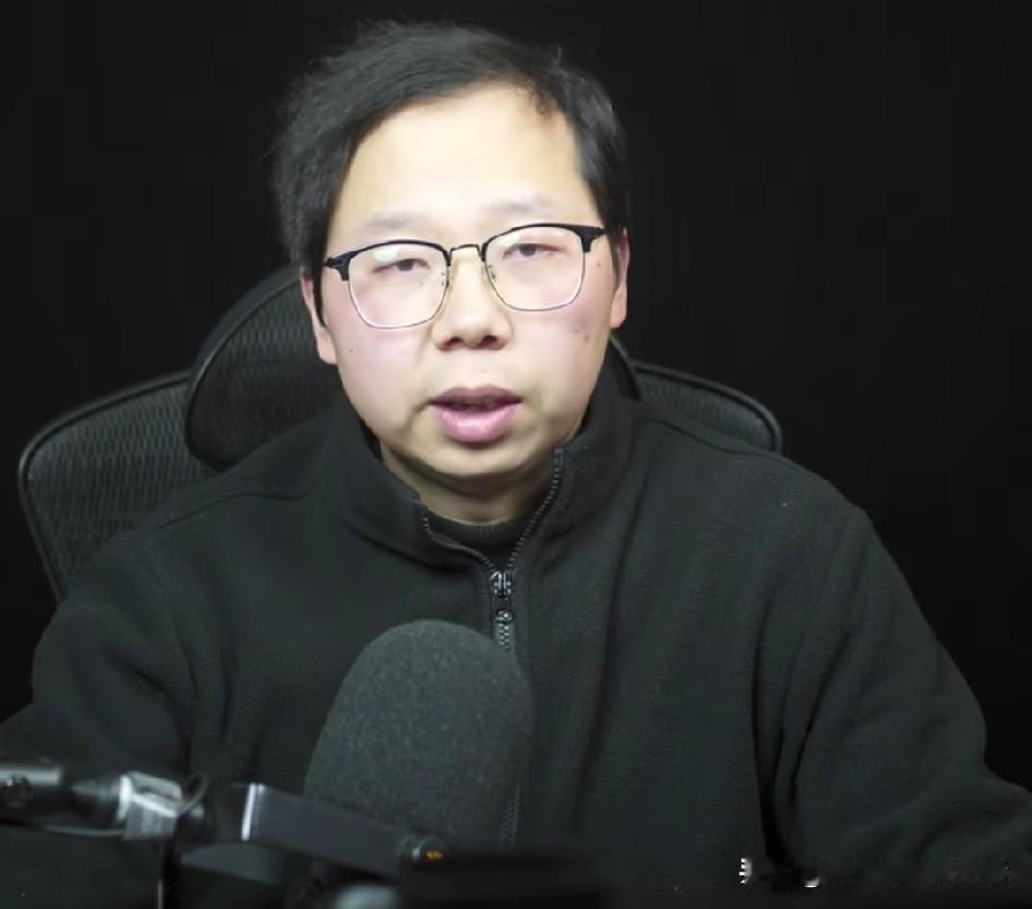 这俩人长得也忒像了吧。他说孙颖莎不打比赛众所周知是脚受伤了，王楚钦的操作更绝。不