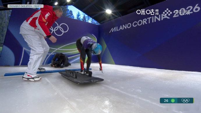 赵丹第一滑57.70秒赵丹梁雨欣携手出战钢架雪车米兰冬奥会钢架雪车女子组，🇨?