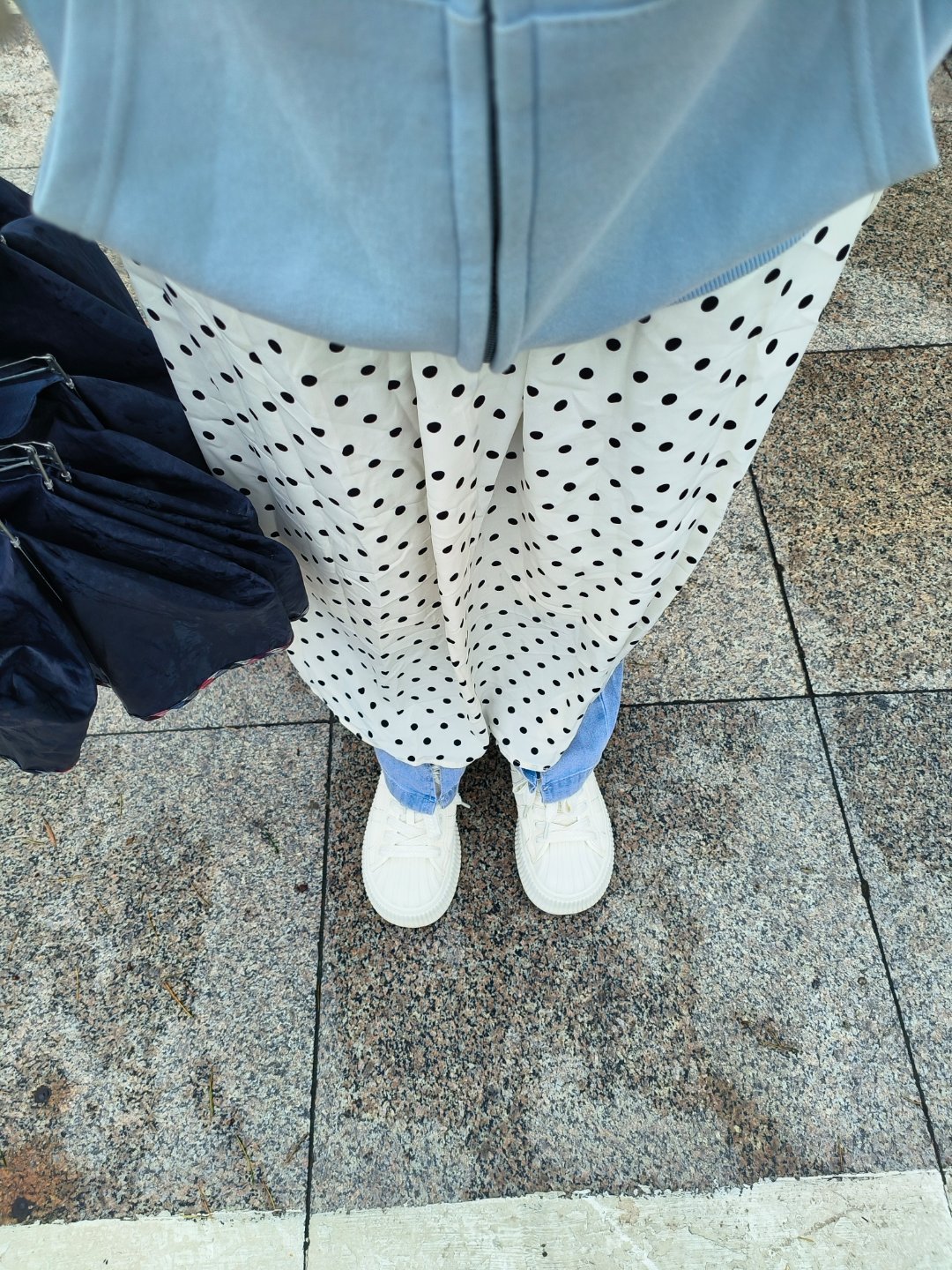奇葩穿搭/由于本人怕冷又想穿裙子，于是上面厚外套下面套牛仔裤👖，私密马赛 青岛