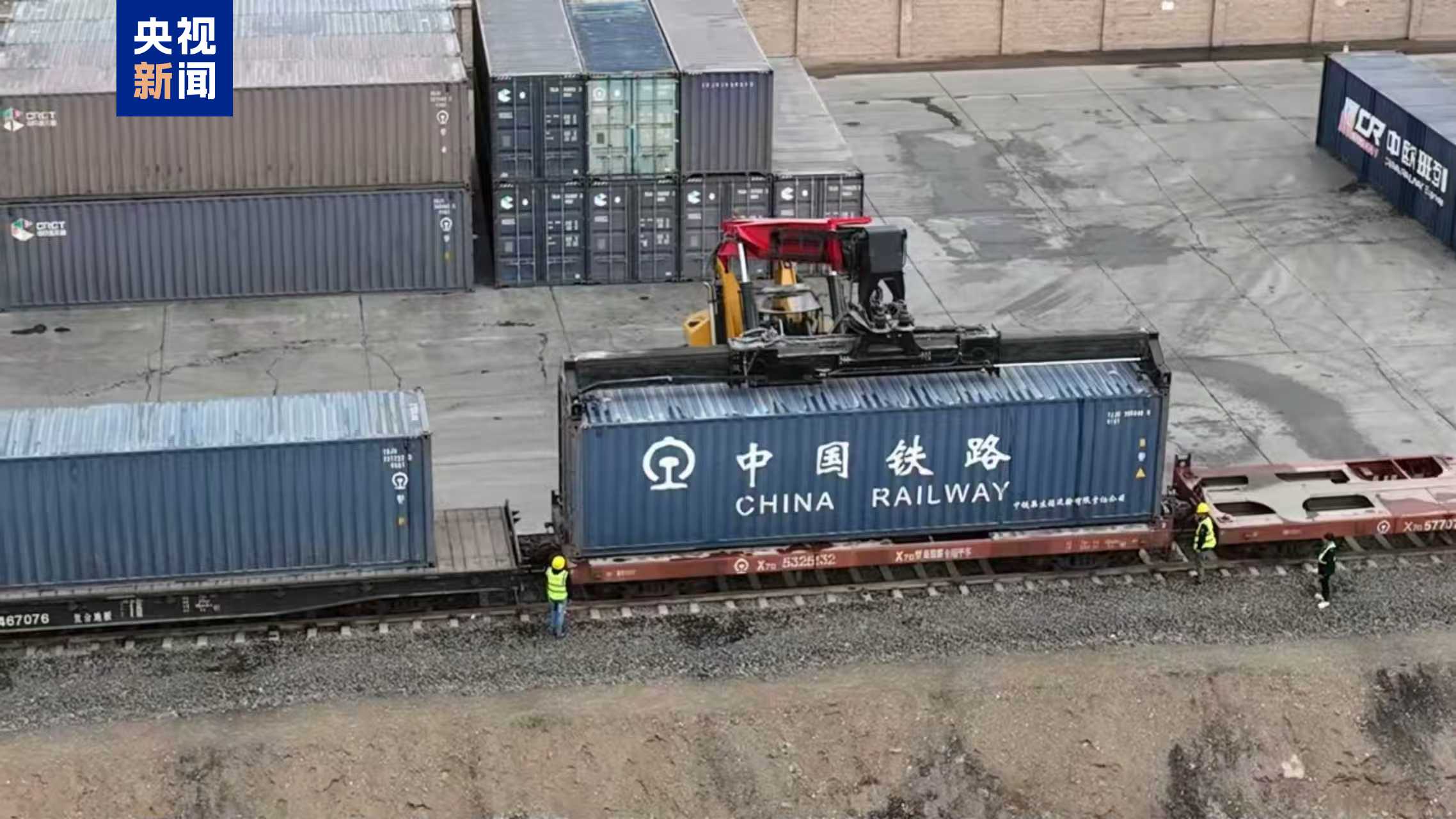 新疆开行全国首趟“雪莲速运”棉布班列