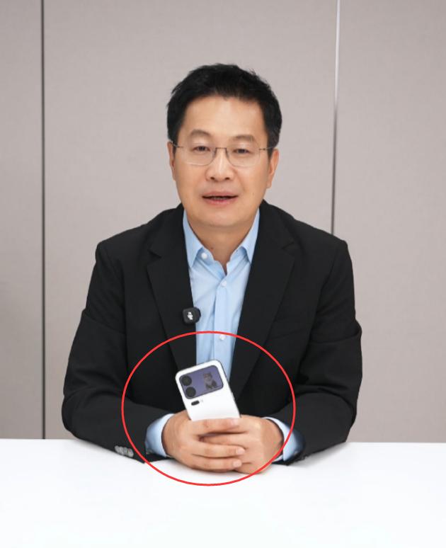 Pro的真机。
新机保留百变妙享背屏，除官方固定模板外，还能用AI 就能生成专属