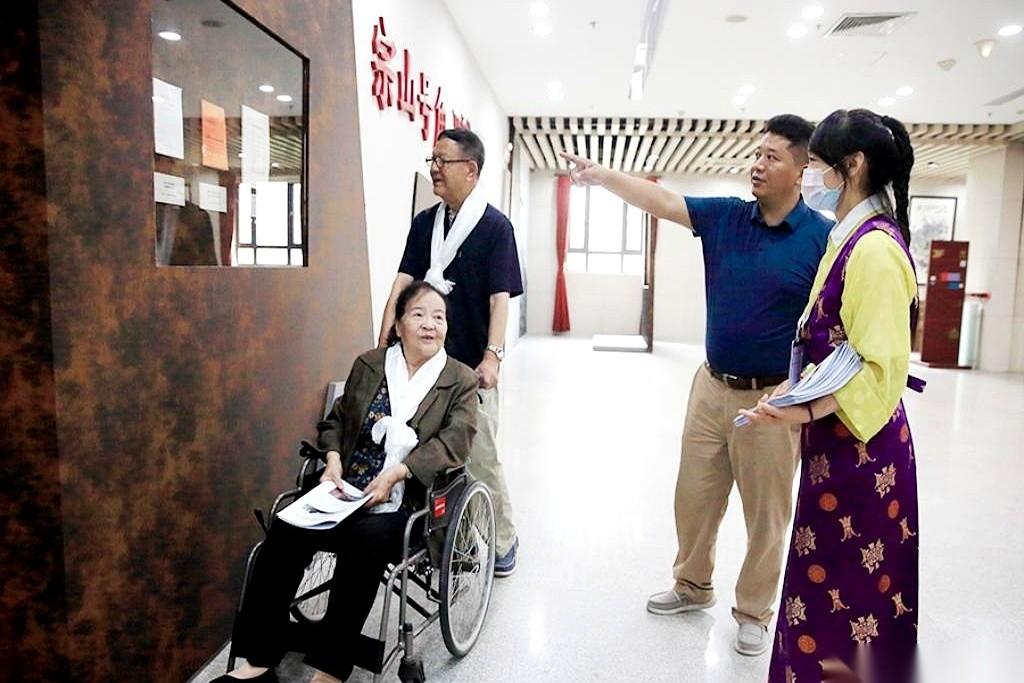 一张照片，瞬间把人拉了回去。
轮椅上，是一位满头白发的老人，首批进藏的女兵，李国