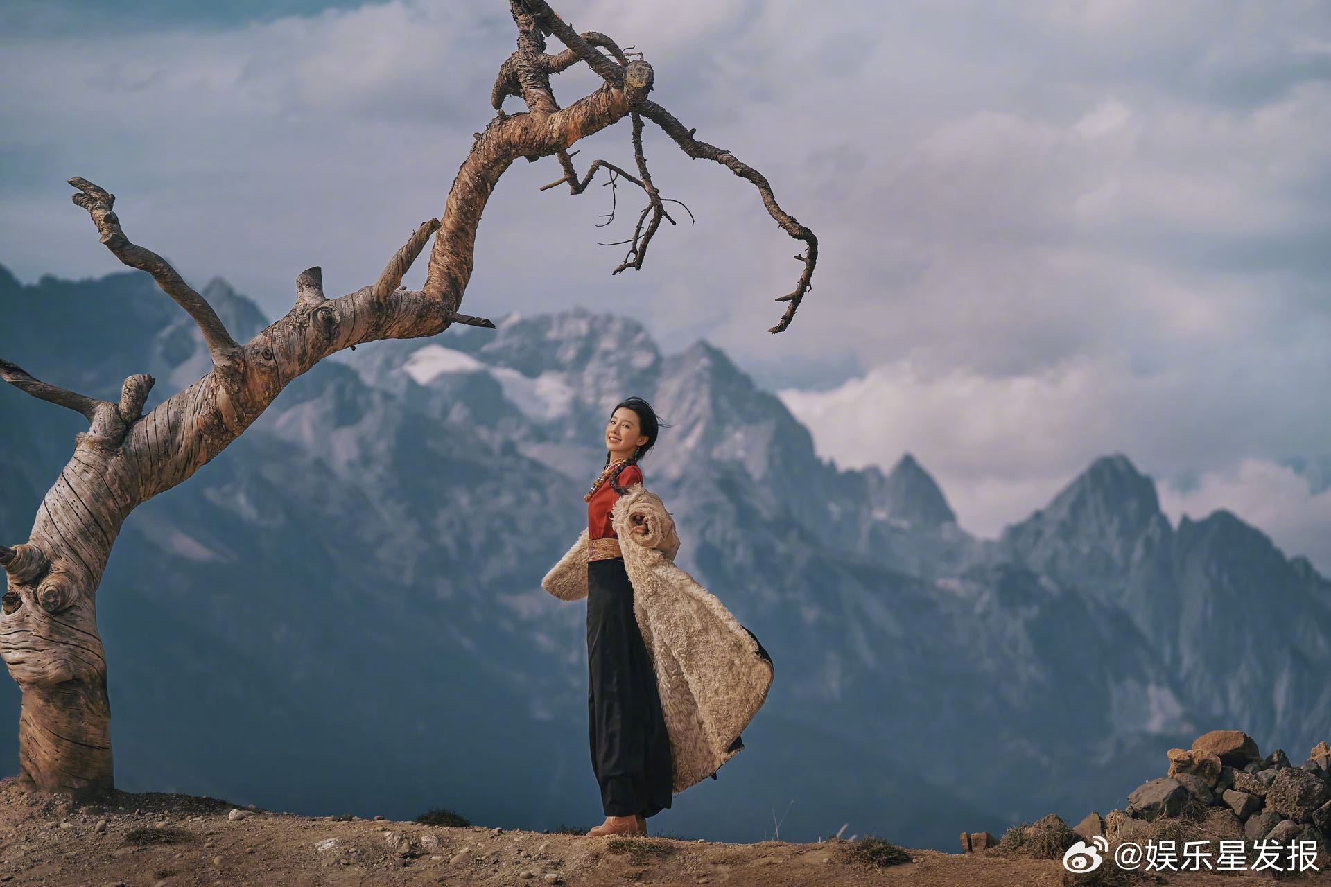 好喜欢这组丽江出游写真，眉眼清澈，身姿舒展，自由与生命力藏在每一处细节里。咱就是