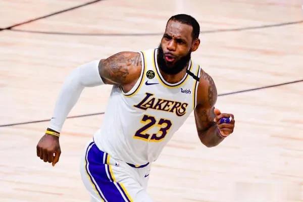  
北京时间7月16日NBA湖人队官方宣布:球星詹姆斯下赛季将重新身穿23号球衣