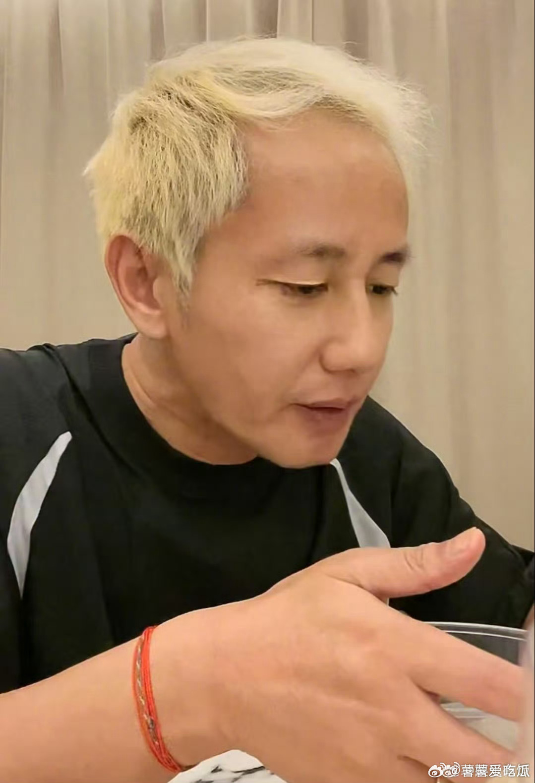赵露思爸爸为了女儿漂发父母真的会永远疼爱自己的孩子 ​​​