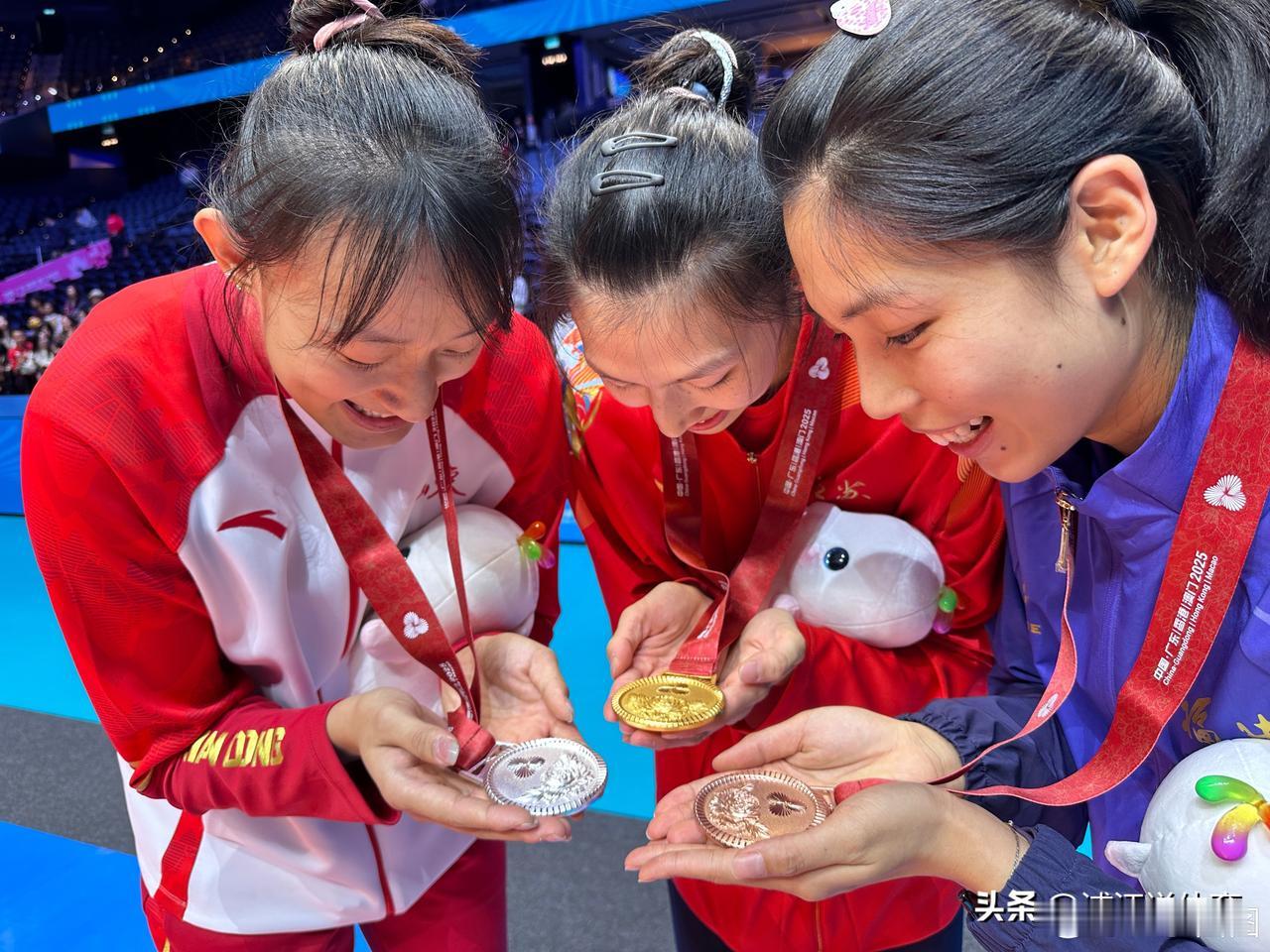 山东女排副攻王文涵与吴梦洁、庄宇珊等队员是同一批球员，她们共同出战过世青赛、大运