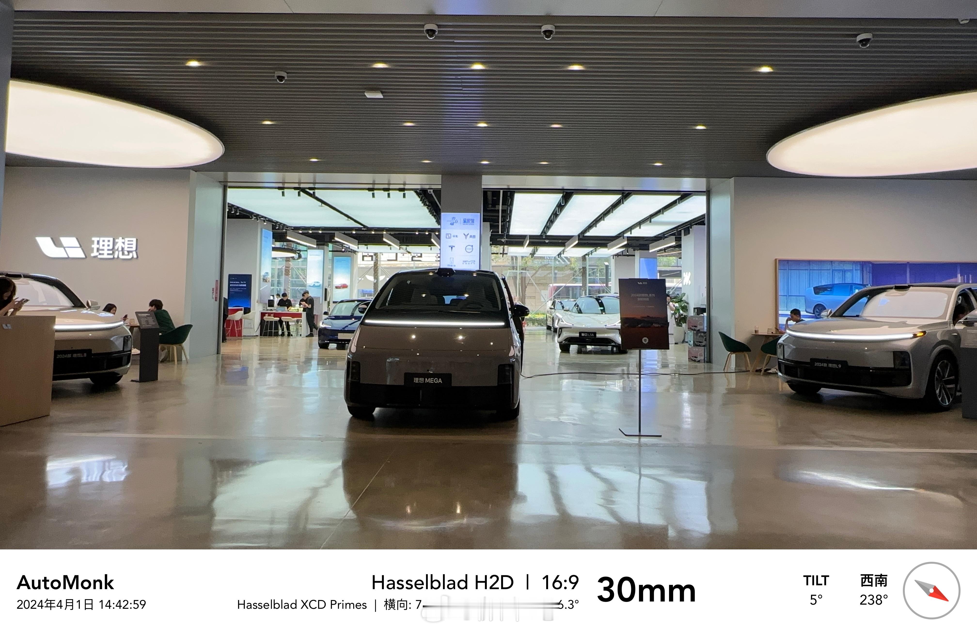 今天去深圳宝安壹方城拿一台阿维塔12的试驾车，商场里的汽车综合展厅入口就是理想汽