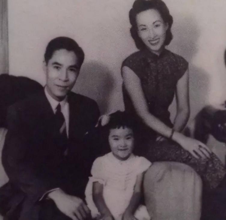 1973年，58岁的郑念拒绝出狱，她需要一个道歉。突然，暴跳如雷的监狱长，狠狠地