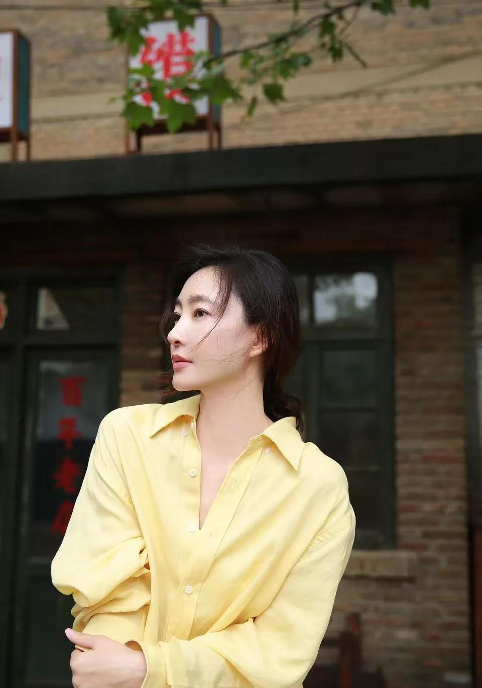 一件鹅黄色衬衫，配一条牛仔裤，简单到极致，却美到骨子里。
温柔的颜色衬得整个人元