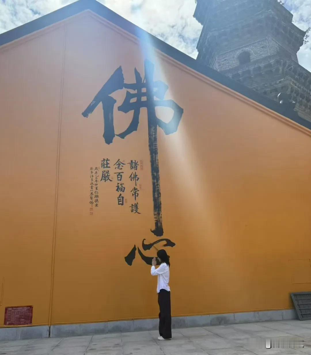 晨钟暮鼓，檀香绕指，一念虔诚，万佛皆应我心中的光。