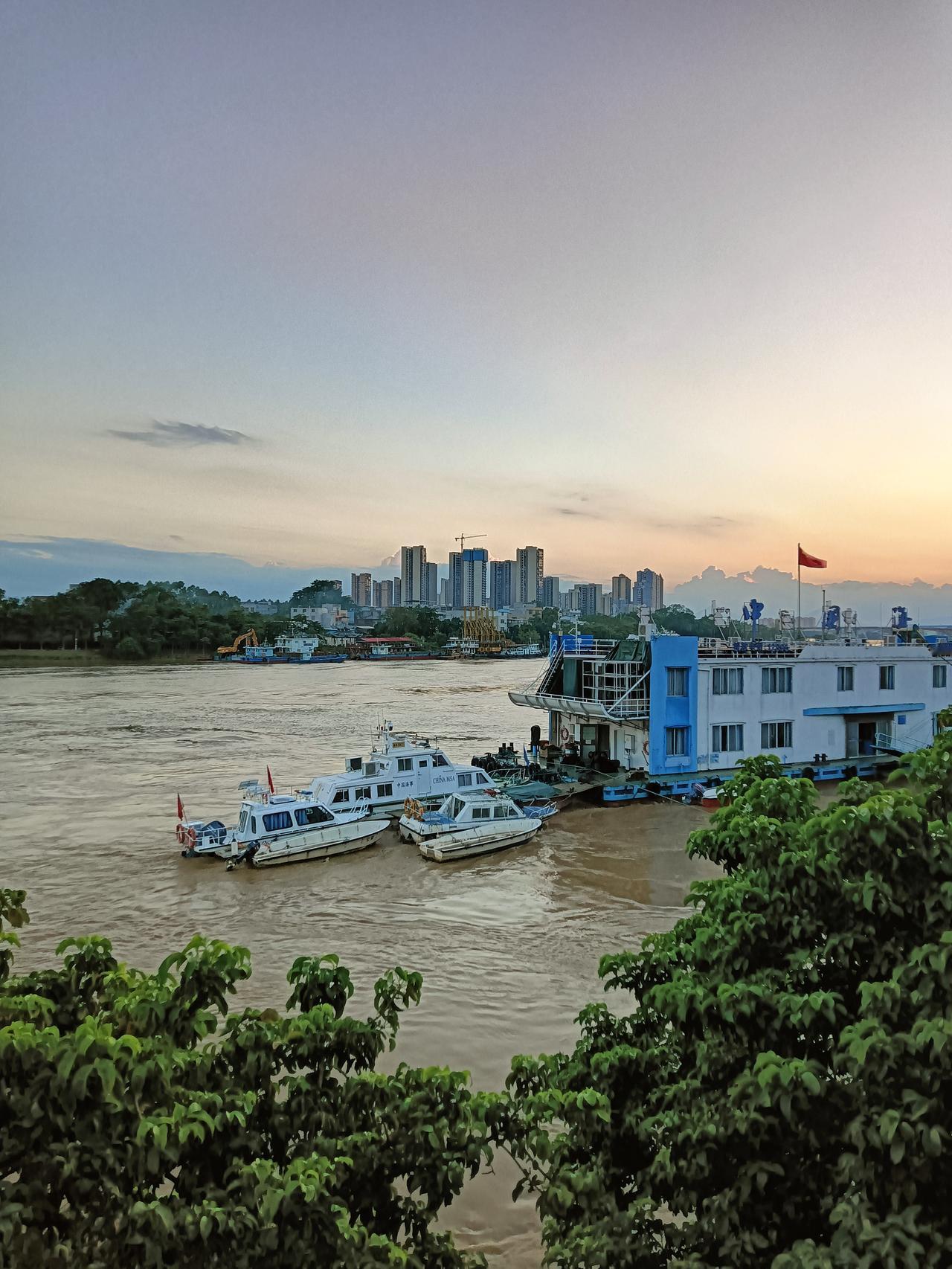 傍晚经过贵港市老街江堤路见好多人在看洪峰过境，走上江堤路所见郁江波涛汹涌洪峰顺流