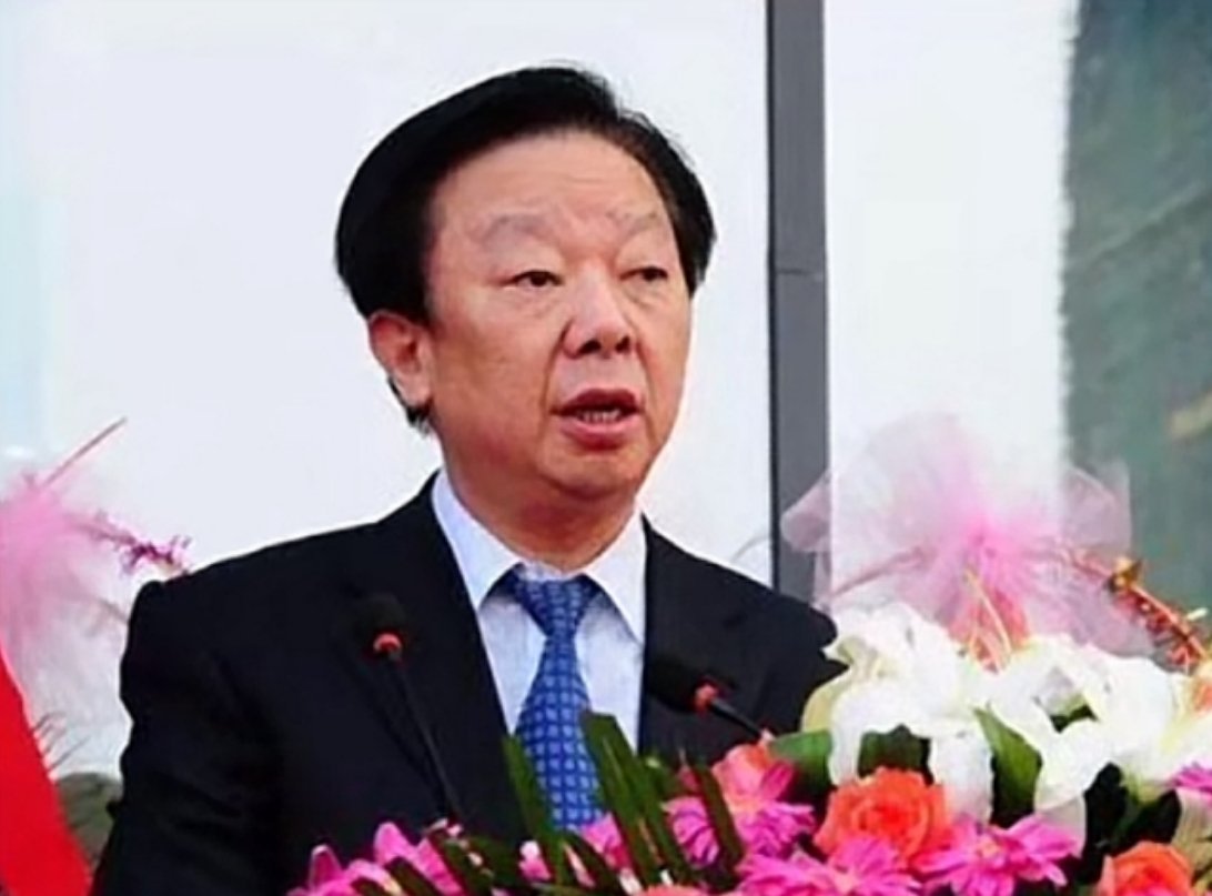 郗同福名字起的不错，可面相一脸衰相，额大下巴下，终究是承担不起那么大的福和财。田