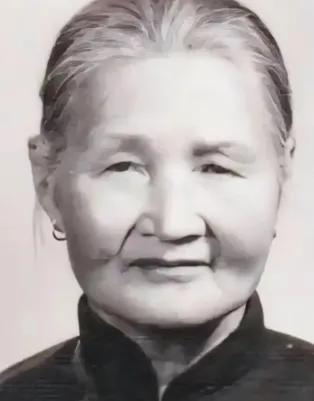 1940年，一颗子弹从21岁的八路军团政委蔡永右耳上方打进去，从右眼下方穿了出来