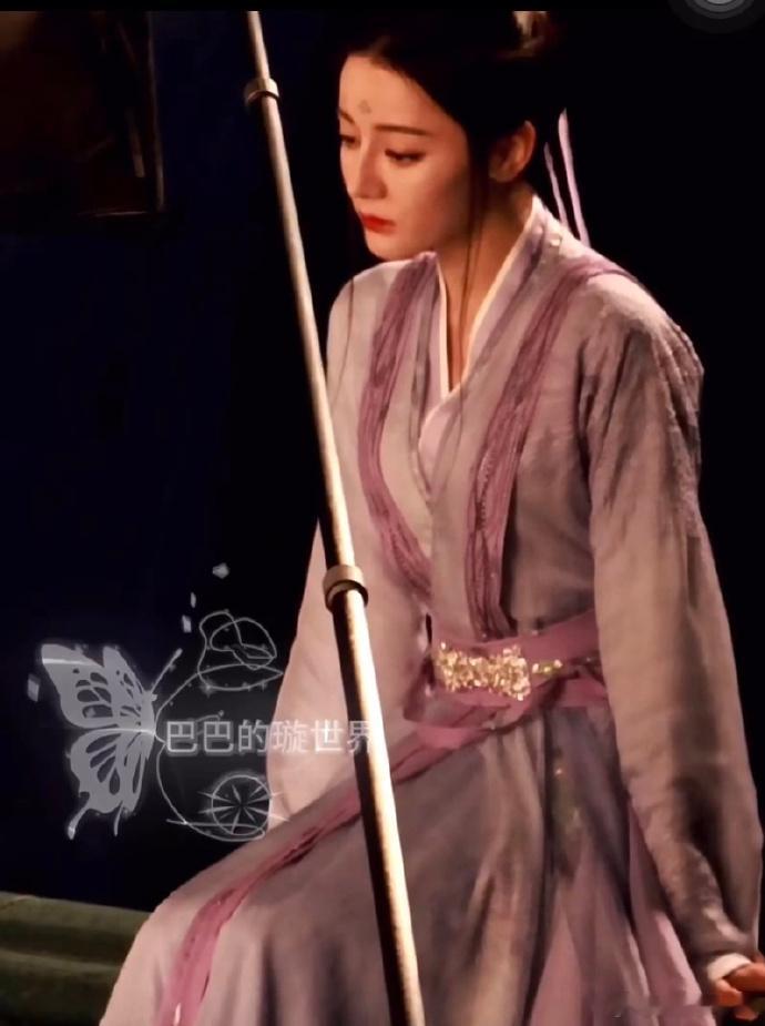 在慕胥辞的故事中，女主角孤寂地坐在角落，她纤细的身影仿佛随时都会消失。悲伤的眼神