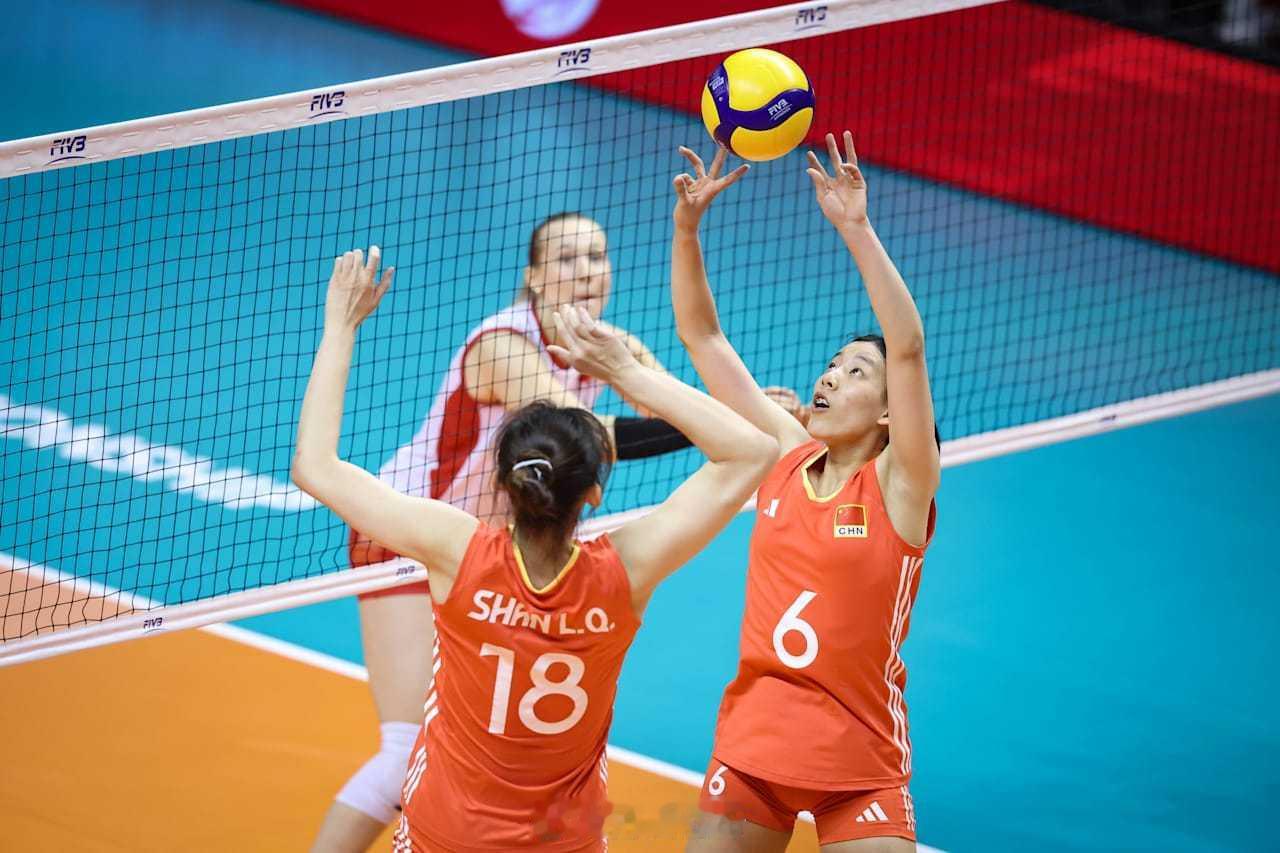 U21女排世锦赛，五六名争夺对阵波兰，第一局我们23比25失利，中局被拉开比分后