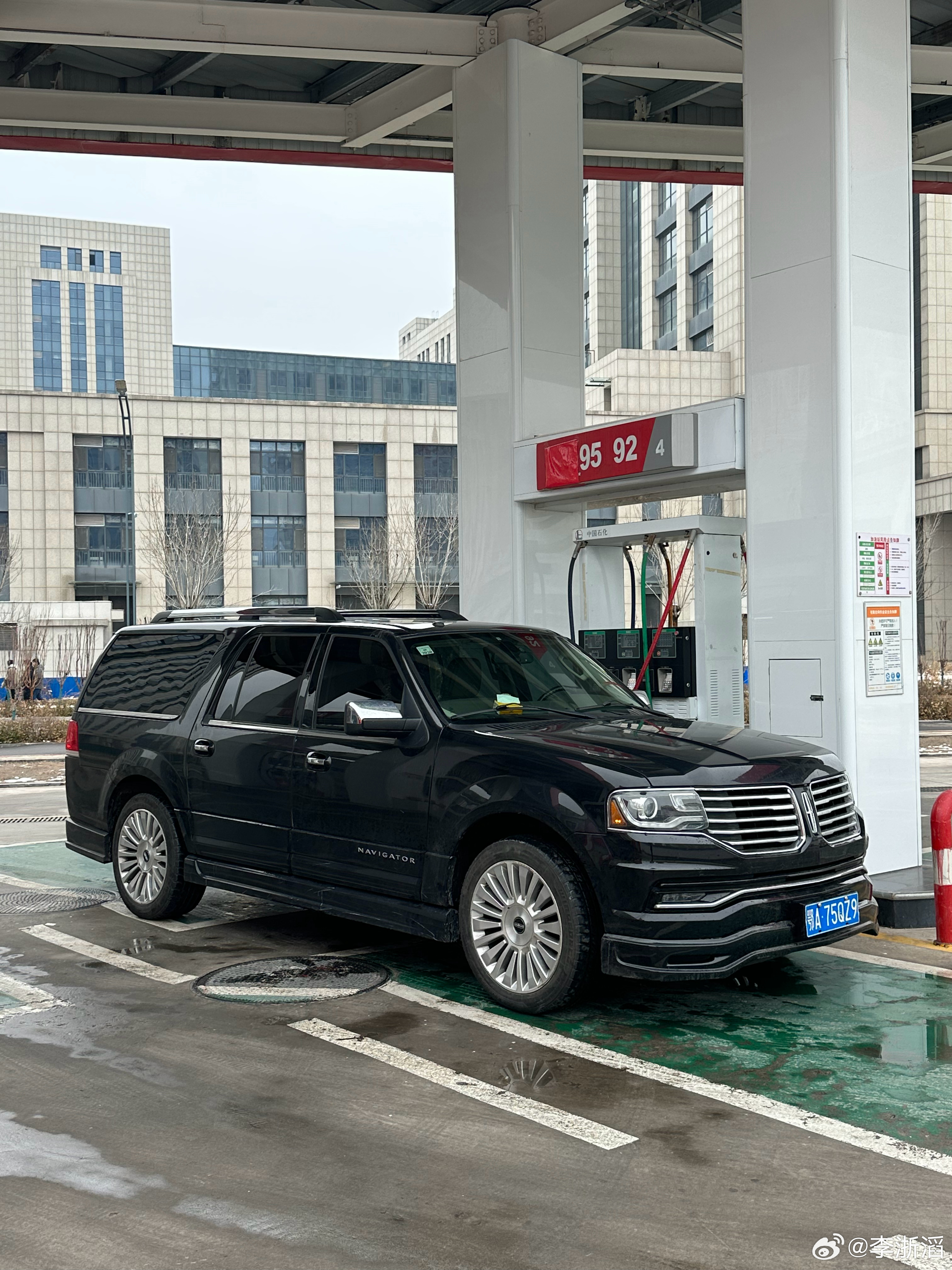 买了一台加长的领航员 上一任车主加了一套包围 我觉得很帅接下来我打算贴个白色车衣