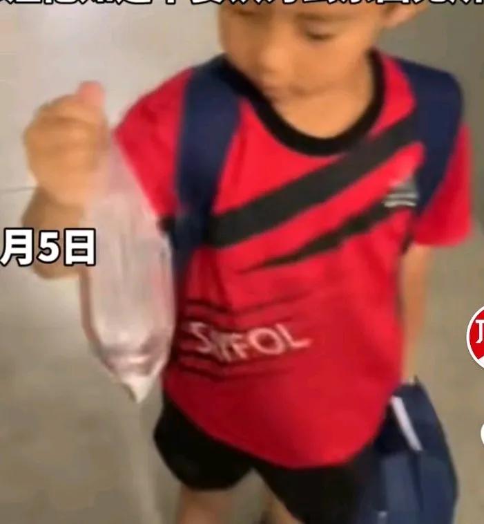 孩子一年内弄丢了四个水瓶，爸爸用塑料袋给他装水，让他带去学校，
就是想让他知道，