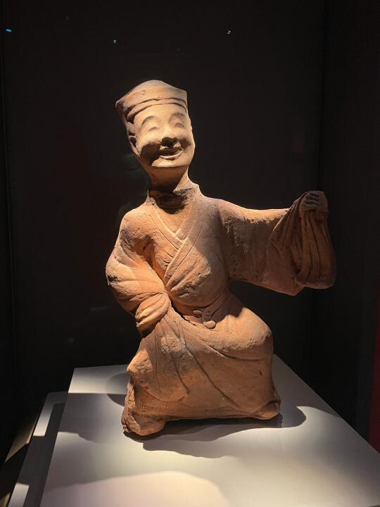 巴蜀特有的松驰感，和煦的笑容穿越了两千年