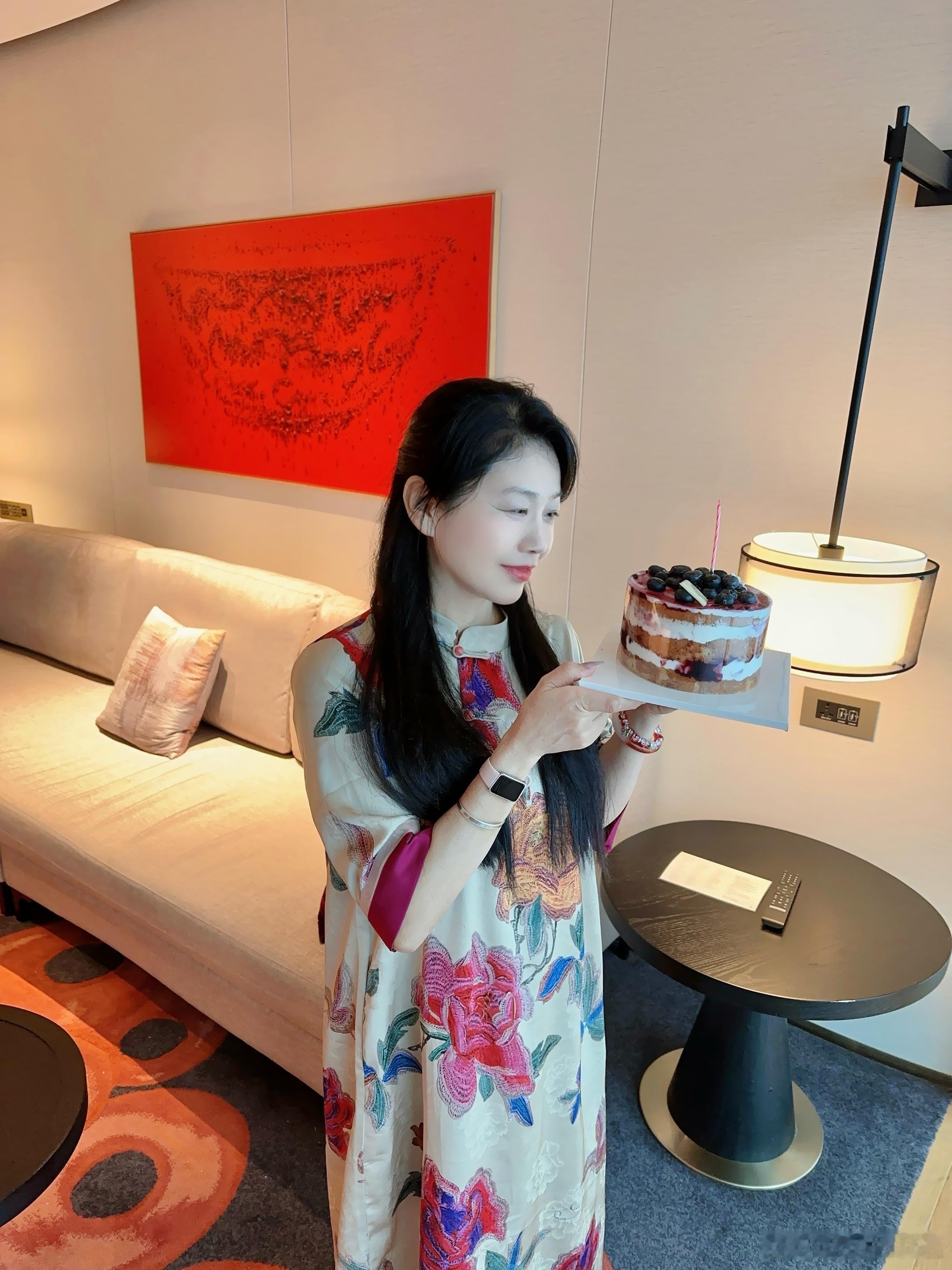 这次妈妈陪我出差  碰巧遇到了妈妈的生日    在韩国悄咪咪准备了个小蛋糕   