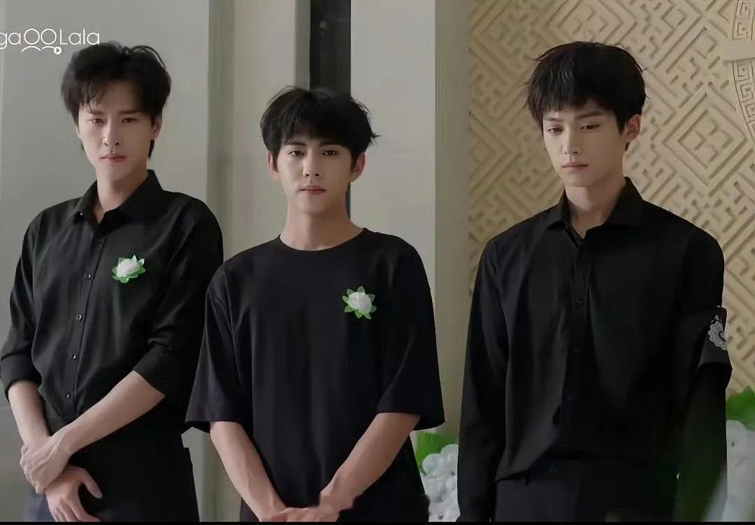 当时看到这个镜头一拉过来，一对比就发现同样的黑色衣服，梓渝给人眼前一亮的感觉，没