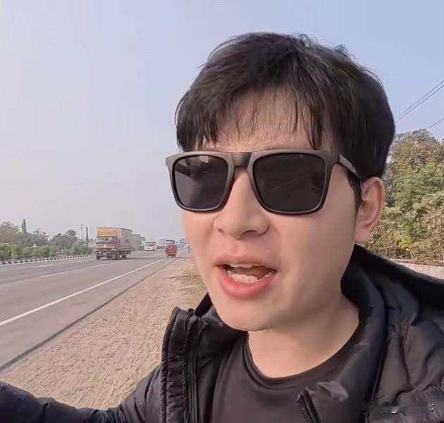 彩蛋笑喷‼️1米8+杜克被印度酒店“内耗”。但旅行的终极意义被他拍出来了：不是逃