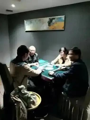三男一女打麻将，你猜猜最后谁能赢钱呢？
有这样的一副固定的牌搭子，一个单位的三个
