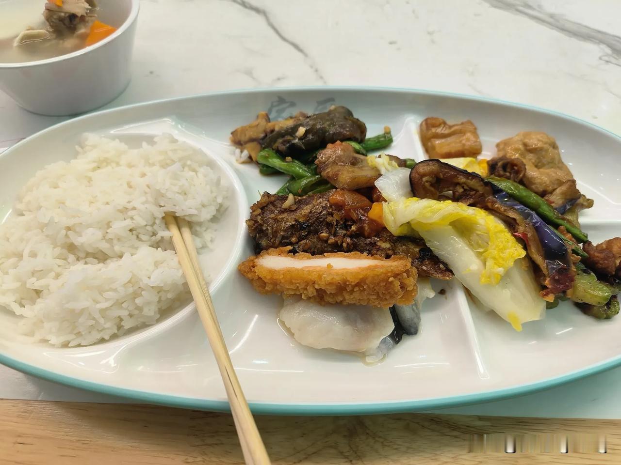 不认同这个观点，贫贱夫妻百事哀，
有钱不是万万能的，但是没钱一定是万万不能的。说