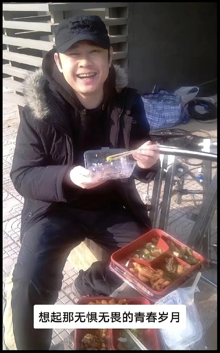 刀郎先生这两张照片，勾起了无数的回忆，那时候的刀郎先生，是多么的青春，多么的阳光