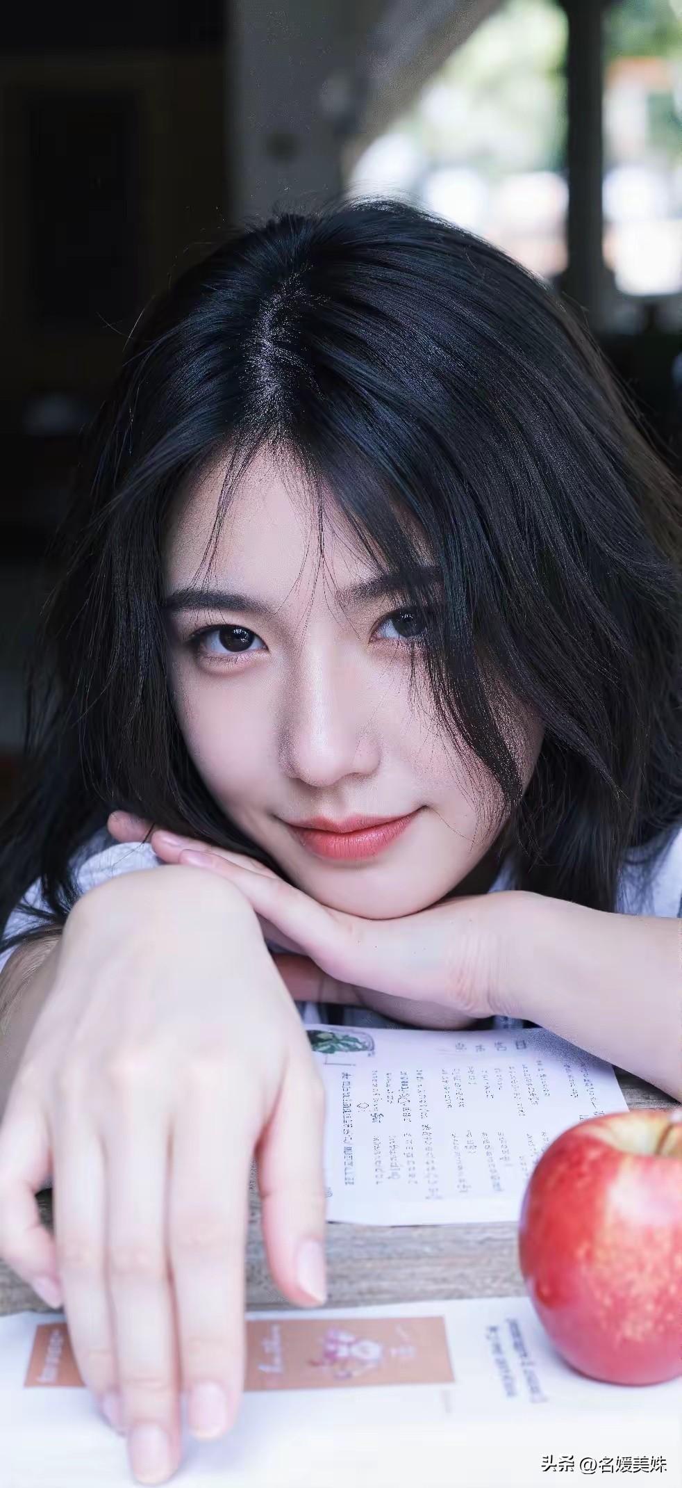 永远不要去顾及所有人的关系，
因为关系都是假象，
利益才是真相。