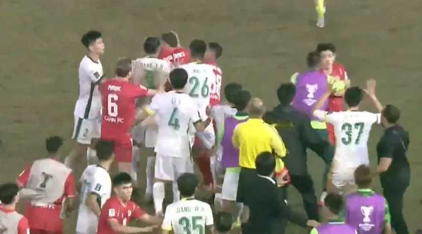 亚冠两回合两度恶斗！20人推搡冲突 曹永竞卡脖染红，最终1-2遭绝杀出局亚冠 北