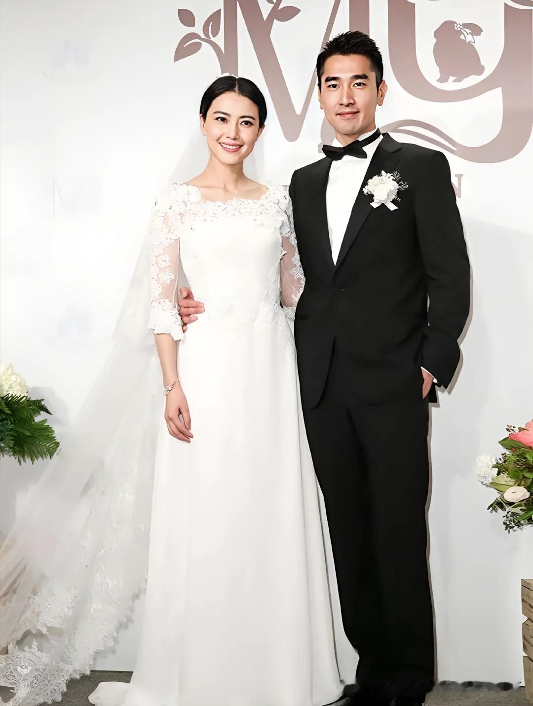 难得一见！明星婚纱照合集，哪一对戳中了你❤️
​原来明星的婚纱照长这样，满屏都是