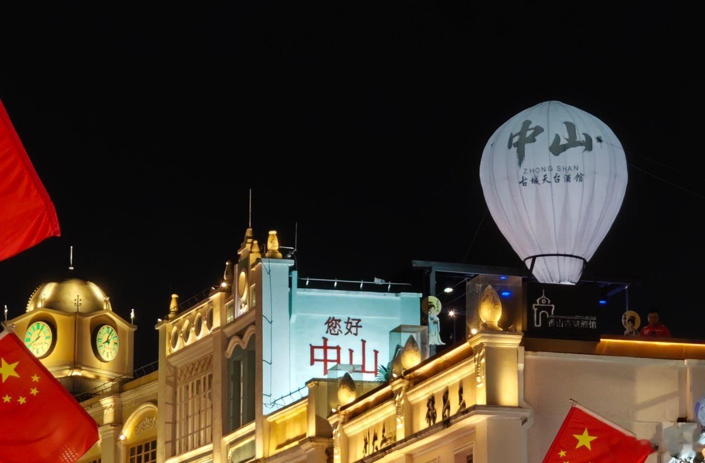 夜里逛步行街，顶着雷暴预警，人还是那么多，拍照角度实在不好找。不过夜景是真的好看