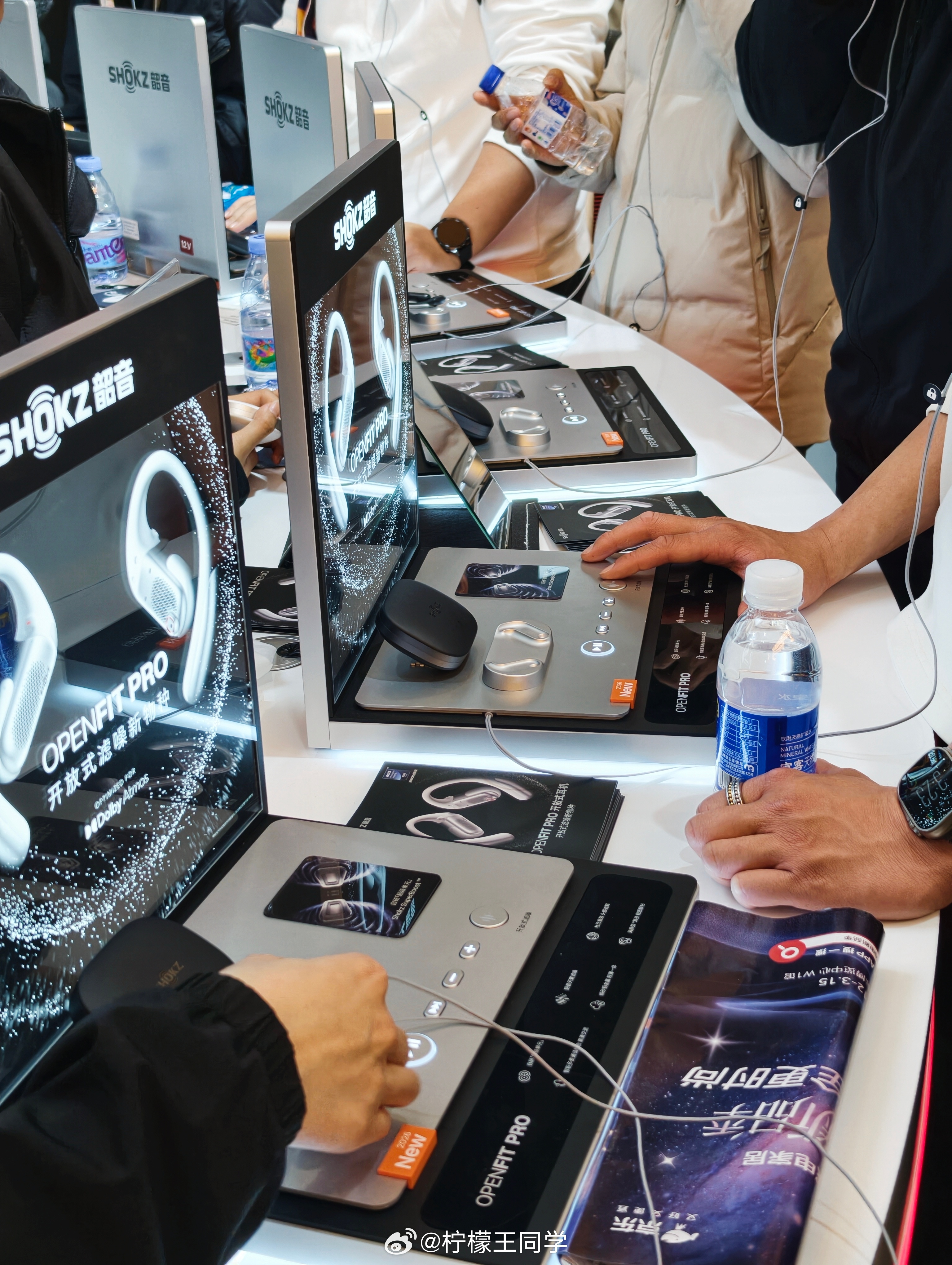 来AWE的韶音展台打个卡，不愧是很早就深耕运动耳机的品牌，现场的人是真的多，体验