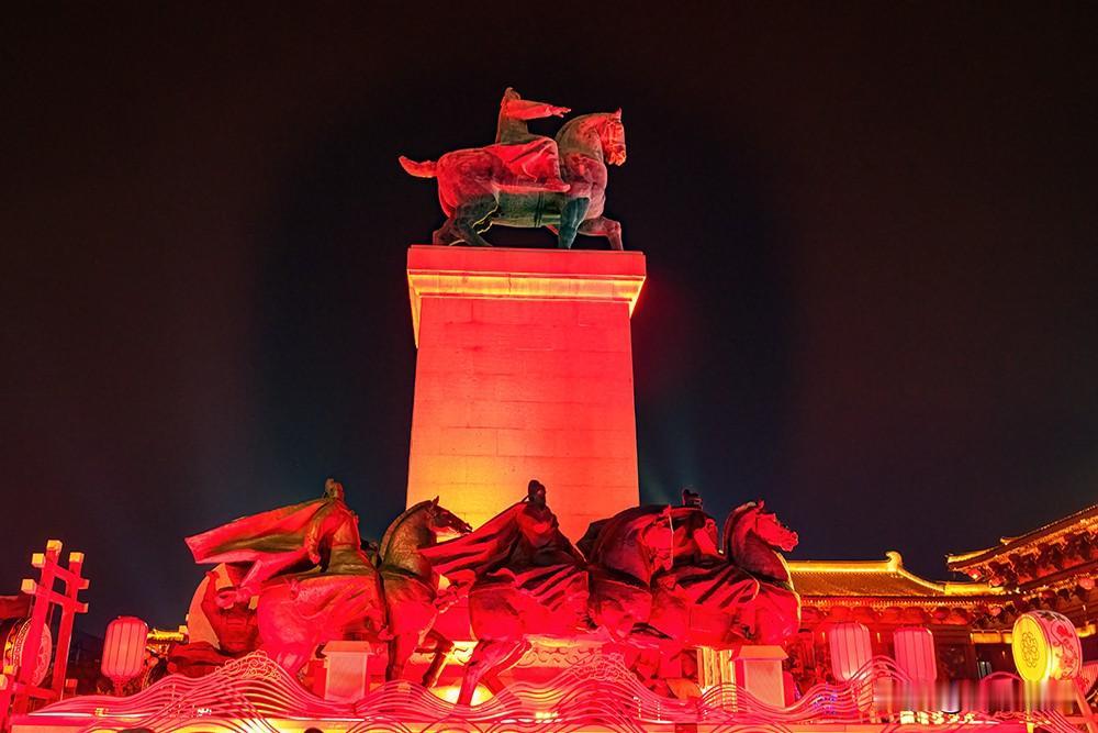 不夜长安
       华灯初上，大唐不夜城流光溢彩。贞观纪碑，太宗勒马；吹笙伎