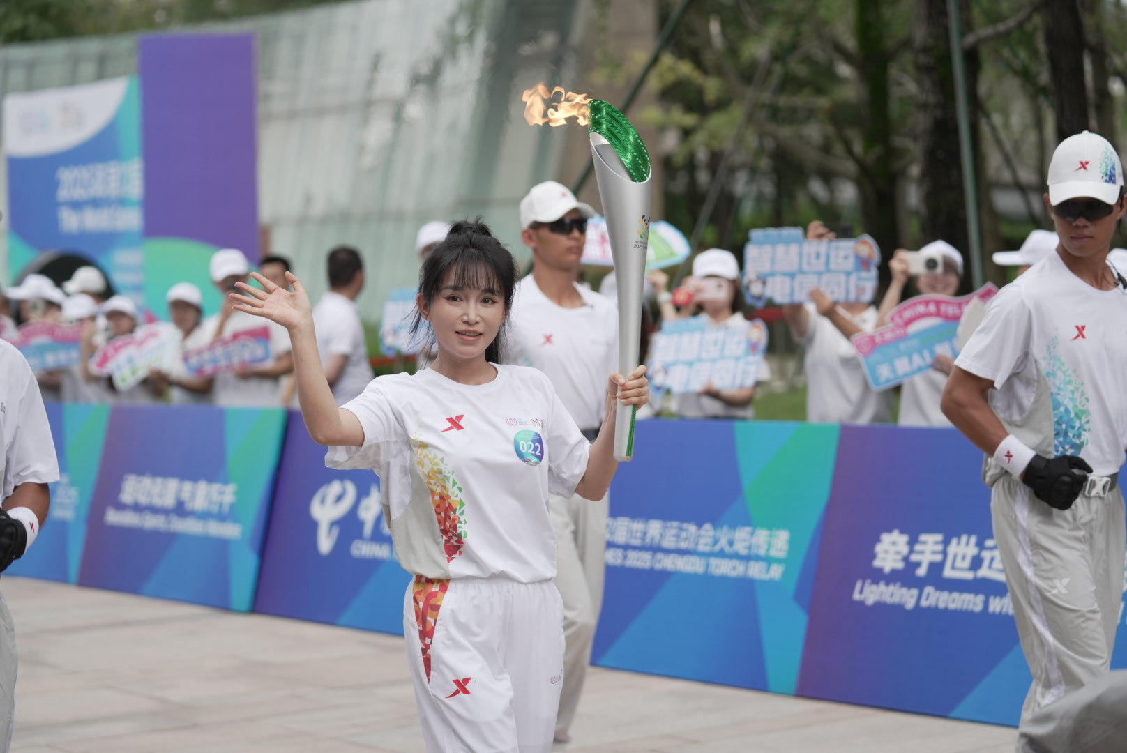 【#李子柒现身成都金沙遗址#】 ​​​成都世运会火炬传递第二站正式启幕，李子柒作