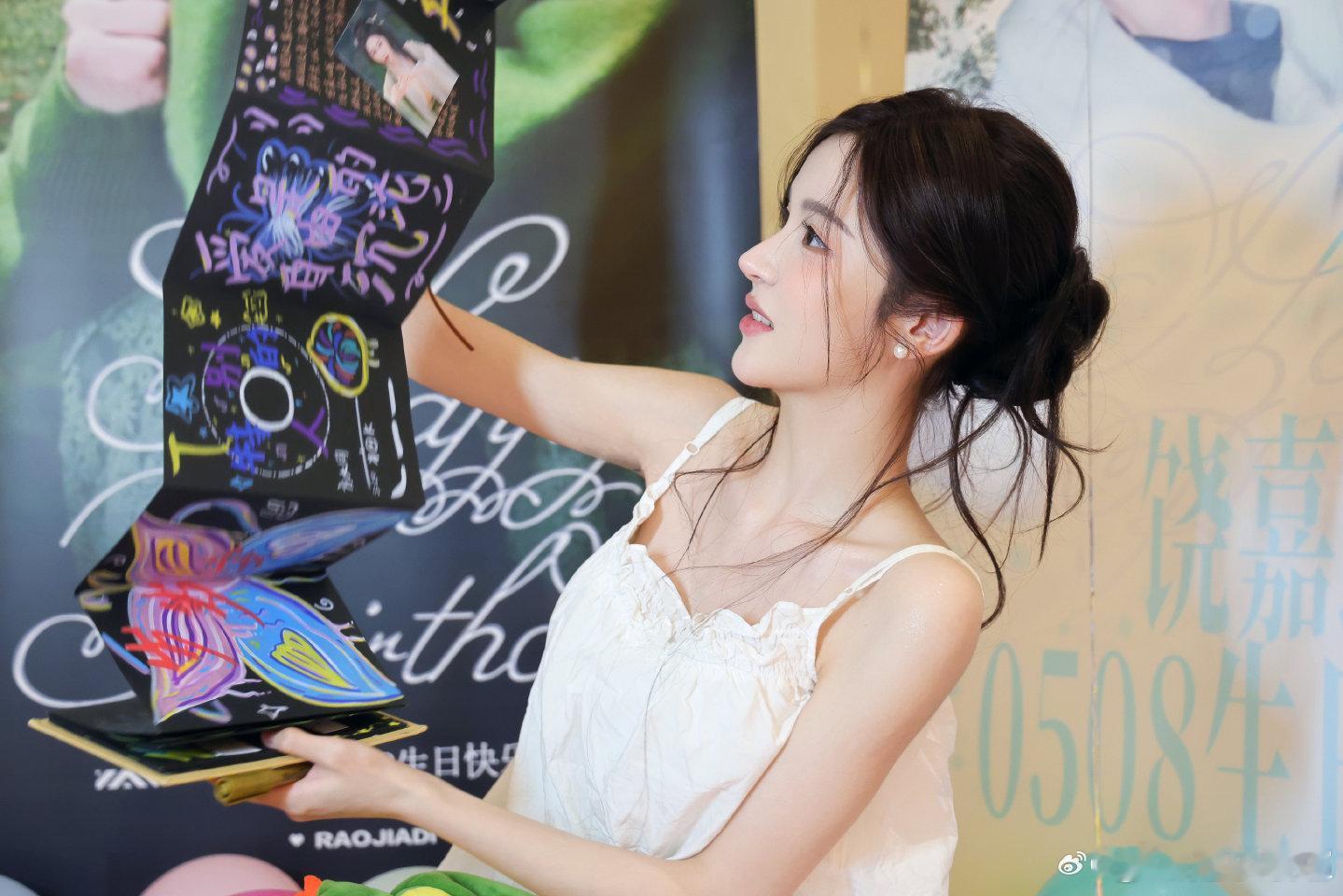 饶嘉迪是丞磊和周也的花童吗饶嘉迪当花童的样子好乖啊！全程乖乖配合，和丞磊周也同框