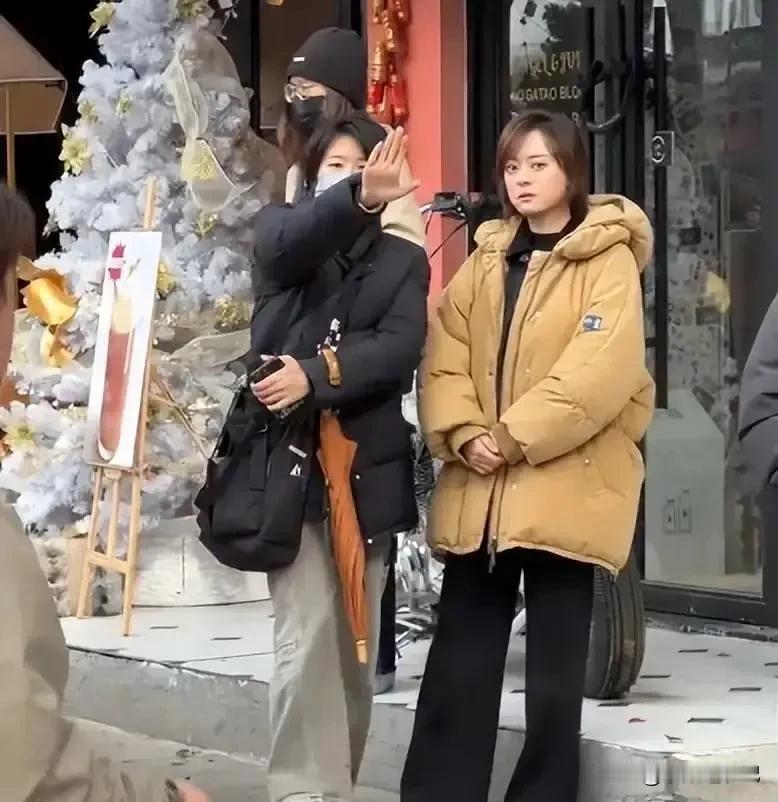 孙俪在上海襄阳北路拍戏，封路拍摄，引起路人不满，其中一位大妈气势汹汹的问孙俪“你