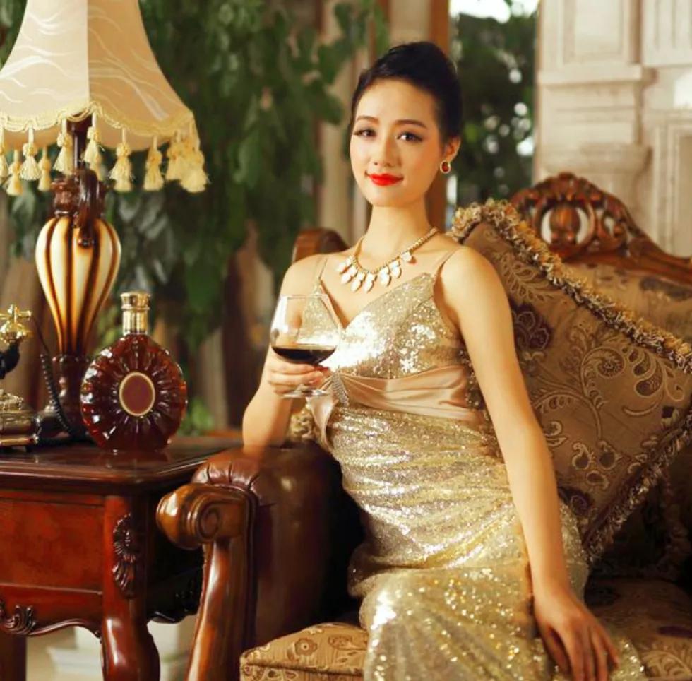 做个高段位女人
让男人疯狂迷恋你！
1、不要频繁联系他，学会调动他的情绪。
2、