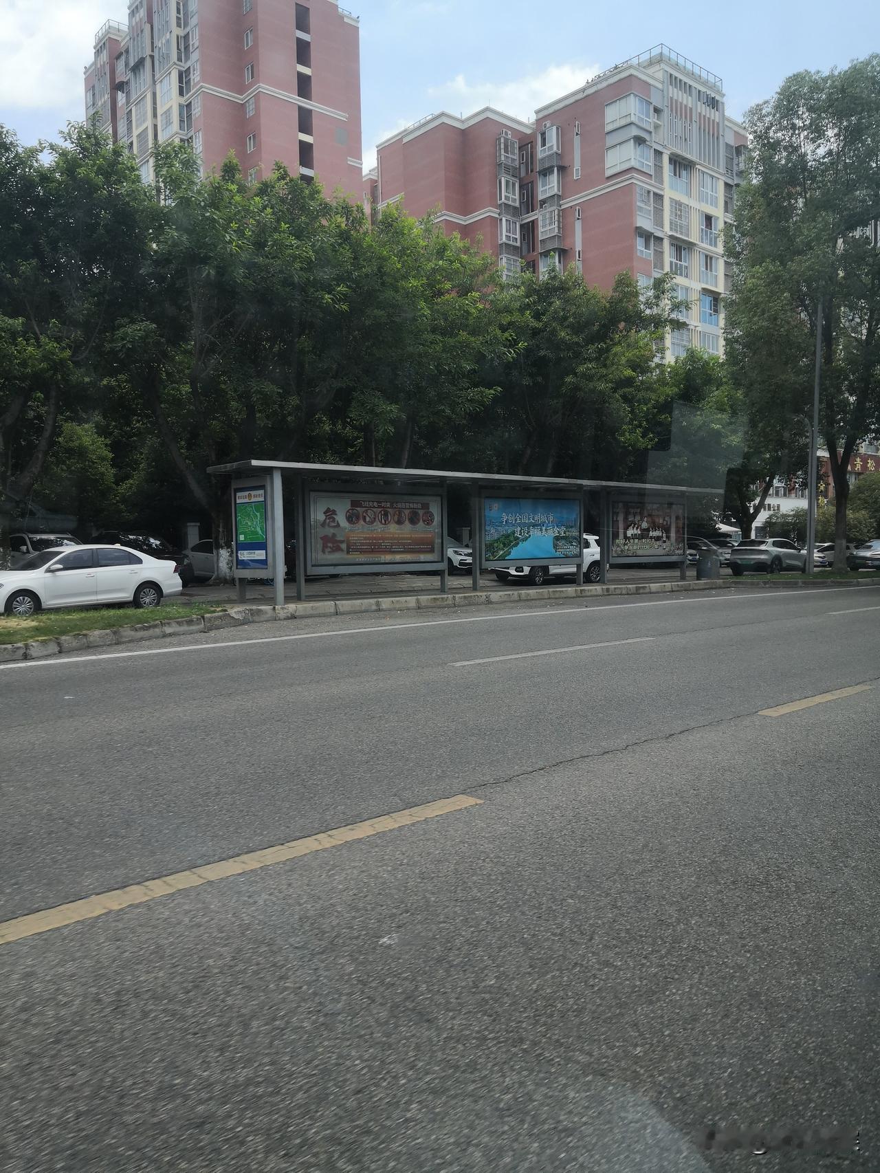 先锋小区站
早晨的金堂县客运站，不知道是怎样进站，也许太早了吧，车站还没开门，但